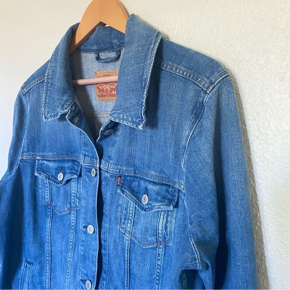 Levi’s Women’s Trucker Jacket In Medium Wash - Picture 3 of 8